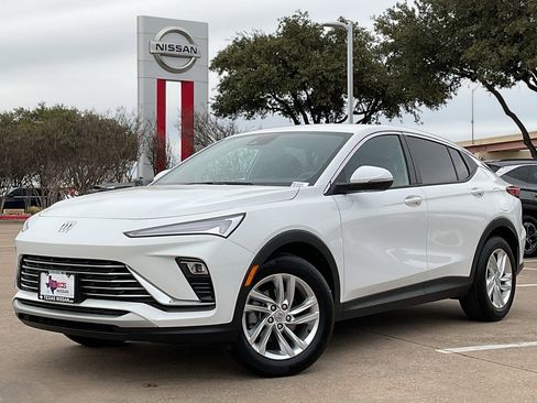 Used 2025 Buick Envista Preferred image 2