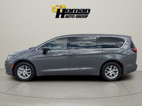 Used 2025 Chrysler Pacifica Select FWD image 2