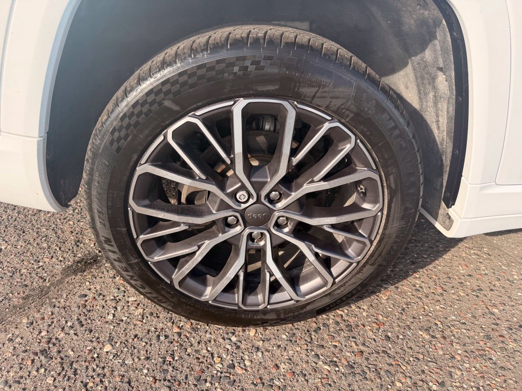 Used 2023 Jeep Grand Cherokee L Summit AWD/4WD image 18