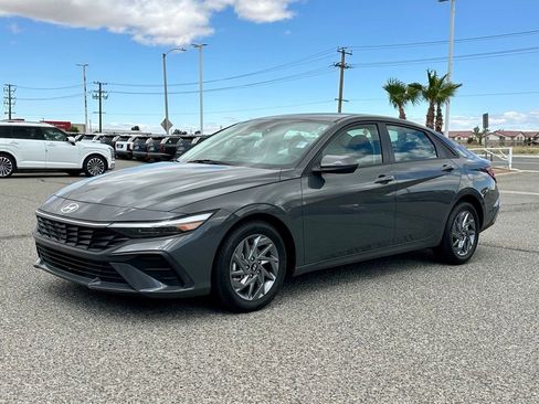Used 2024 Hyundai Elantra SEL FWD image 2