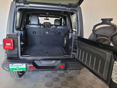 Used 2018 Jeep Wrangler Unlimited Sahara AWD/4WD image 29