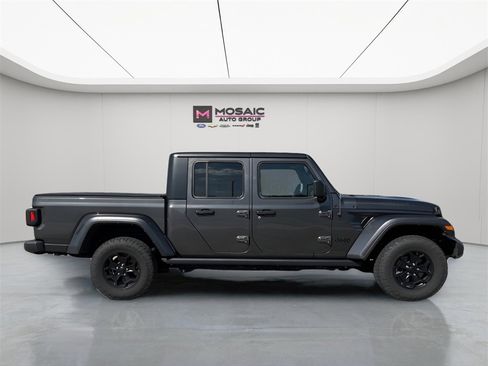 Used 2022 Jeep Gladiator Willys image 8