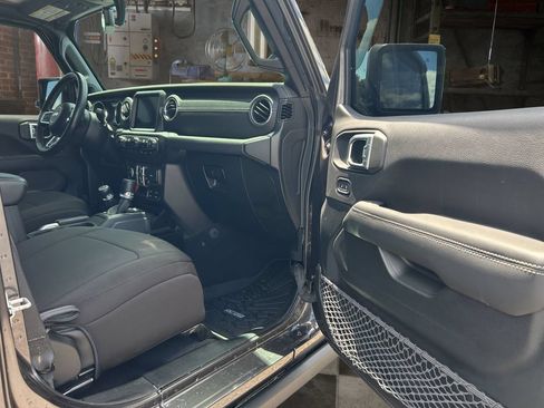 Used 2021 Jeep Gladiator Overland AWD/4WD image 17