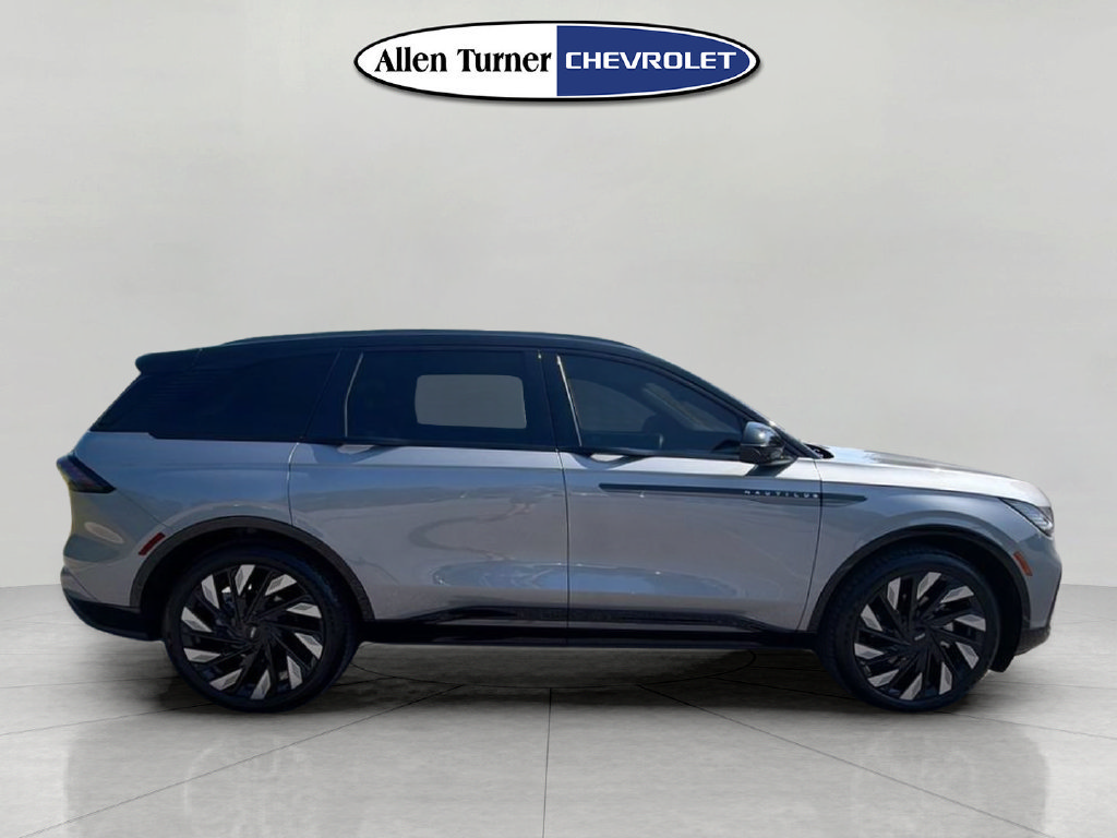 Used 2025 Lincoln Nautilus Reserve w/ Jet Appearance Package AWD/4WD image 3
