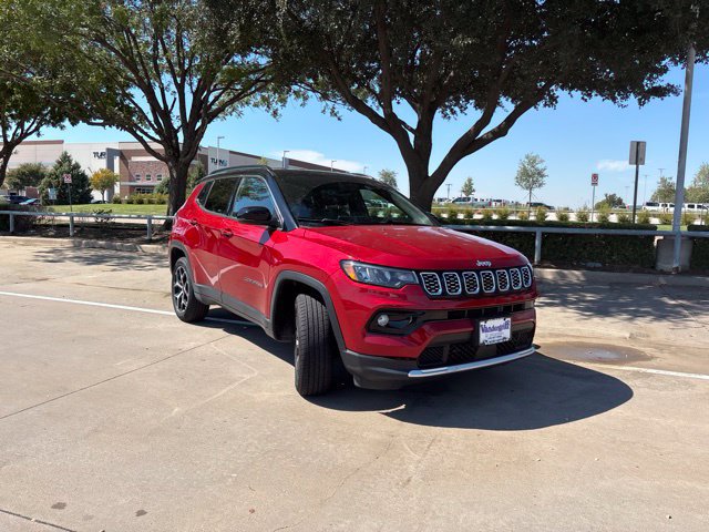 Used 2025 Jeep Compass Limited AWD/4WD image 4