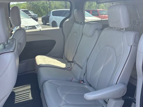Used 2019 Chrysler Pacifica Limited FWD image 28