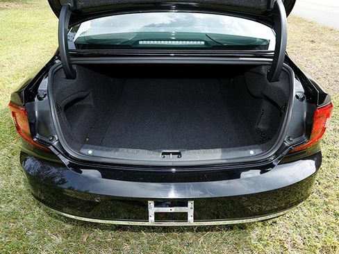 Used 2023 Volvo S90 B6 Plus image 27