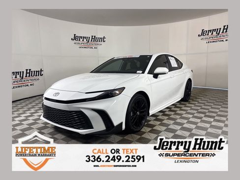 Used 2026 Toyota Camry SE image 1