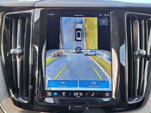 Used 2025 Volvo XC60 B5 Plus image 12