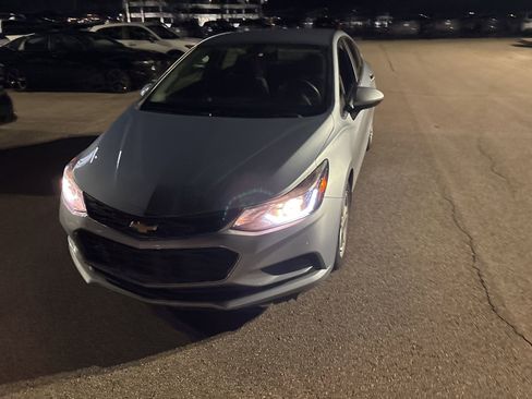 Used 2018 Chevrolet Cruze LT w/ Convenience Package image 8