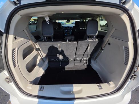 Used 2024 Chrysler Pacifica Touring-L FWD image 20