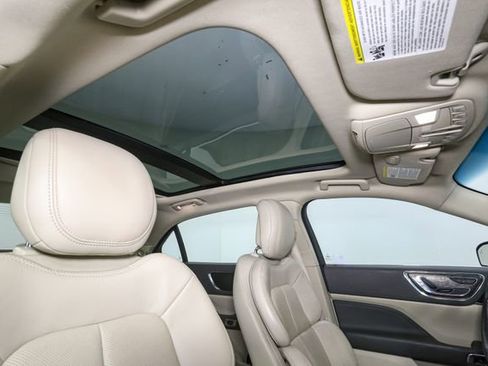 Used 2018 Lincoln Continental Select image 17