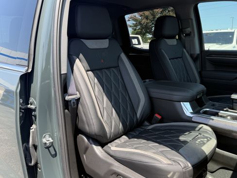 Used 2025 Chevrolet Silverado 1500 LTZ AWD/4WD image 35