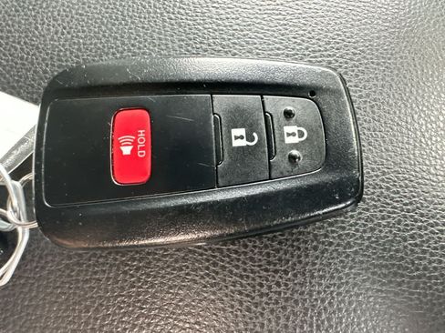 Used 2025 Toyota RAV4 XLE AWD/4WD image 28