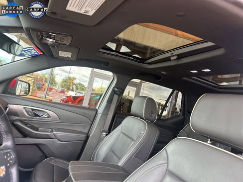 Used 2023 Chevrolet Traverse Premier FWD image 17
