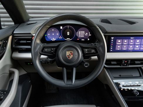 Certified 2025 Porsche Macan Electric RWD image 18