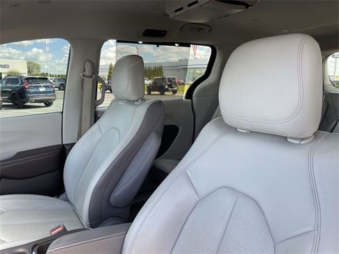 Used 2019 Chrysler Pacifica Touring-L image 11