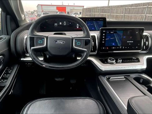 Used 2025 Ford Expedition Platinum image 5