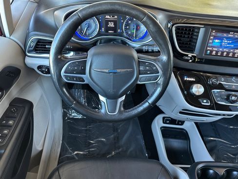 Used 2020 Chrysler Pacifica Touring-L w/ Tire & Wheel Group image 13