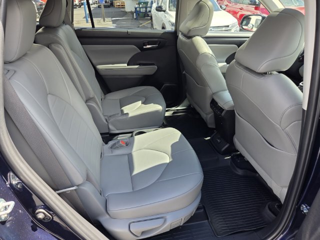 Used 2022 Toyota Highlander XLE AWD/4WD image 16
