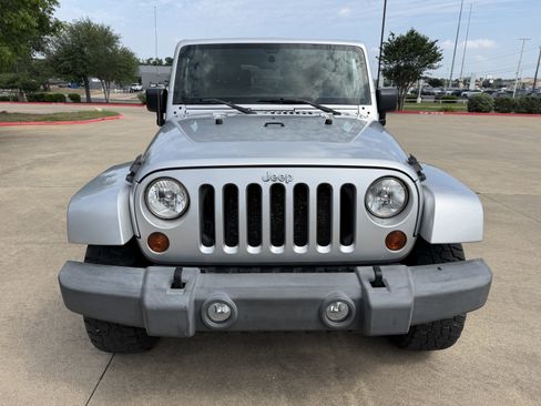 Used 2011 Jeep Wrangler Sahara w/ Connectivity Group AWD/4WD image 2