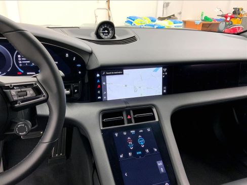 Used 2025 Porsche Taycan image 17