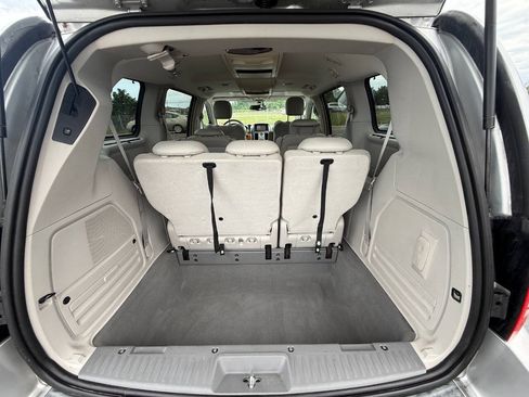 Used 2009 Chrysler Town & Country Limited w/ Entertainment Group #3 FWD image 13