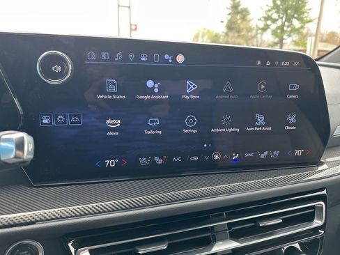 Used 2024 Chevrolet Traverse RS image 29