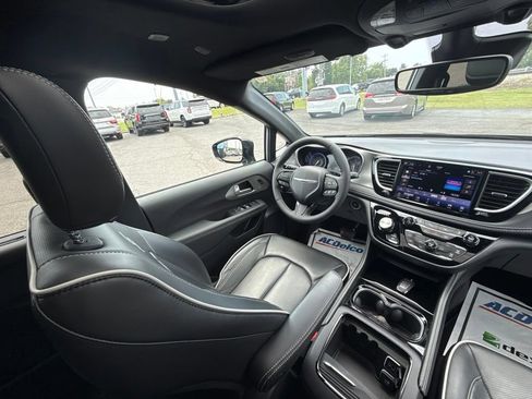 Used 2024 Chrysler Pacifica Limited w/ S Appearance Package FWD image 16