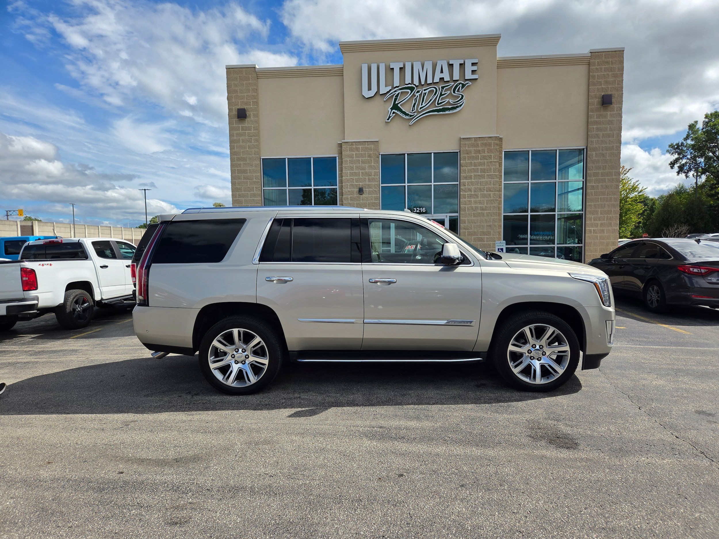 Used 2017 Cadillac Escalade Luxury AWD/4WD image 1