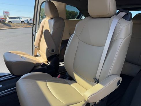 Used 2023 Toyota Sienna XLE image 18