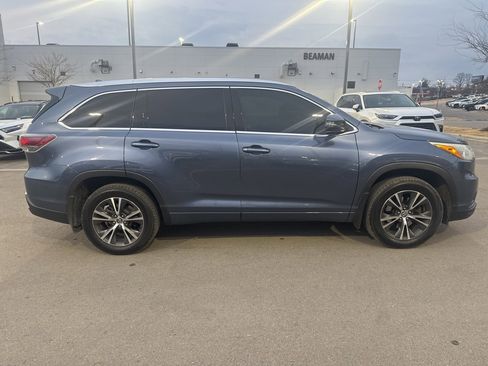 Used 2016 Toyota Highlander XLE image 3