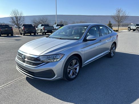 Used 2023 Volkswagen Jetta SE image 3