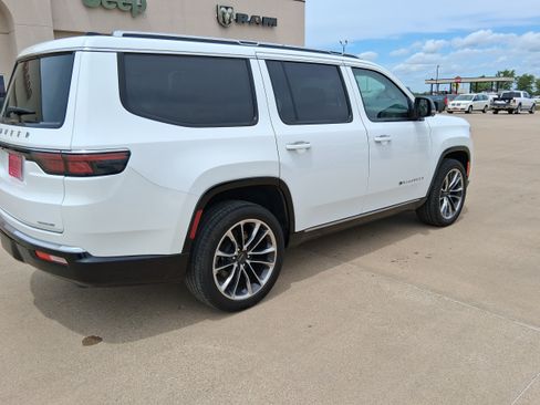 Used 2024 Jeep Wagoneer Series III w/ Premium Group I AWD/4WD image 8