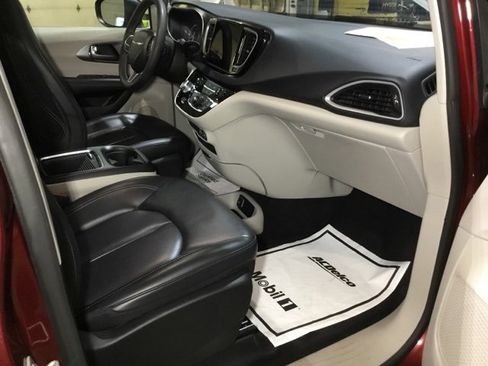 Used 2023 Chrysler Pacifica Touring-L image 45