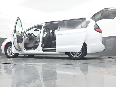 Used 2024 Chrysler Pacifica Touring-L FWD image 50