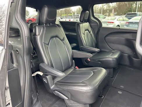Used 2025 Chrysler Pacifica Select image 18