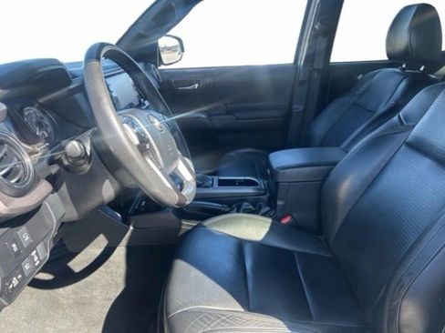 Used 2023 Toyota Tacoma TRD Off-Road w/ TRD Premium Off Road Package image 10