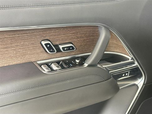 Used 2023 Land Rover Range Rover Long Wheelbase SE image 13