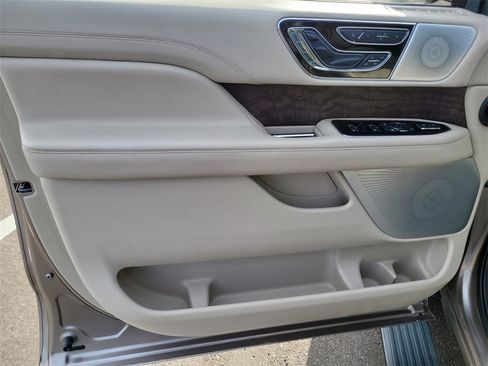 Used 2019 Lincoln Navigator Reserve image 16