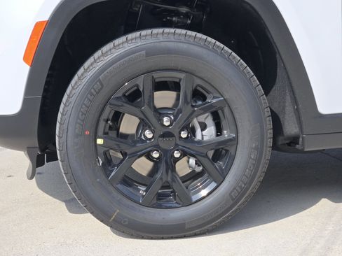 New 2025 Jeep Grand Cherokee Altitude image 8