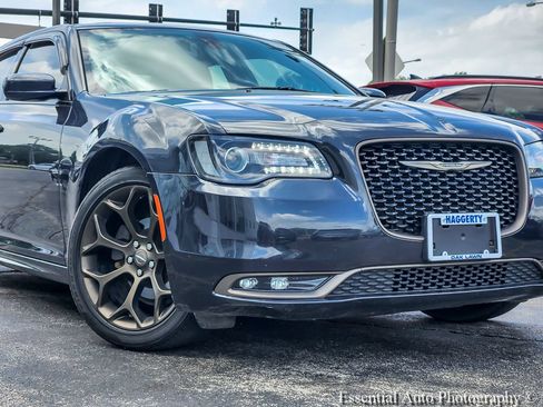 Used 2019 Chrysler 300 S w/ 300S Alloy Edition RWD image 2