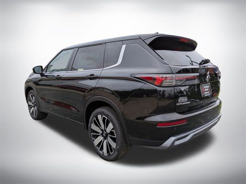 New 2025 Mitsubishi Outlander SE image 6
