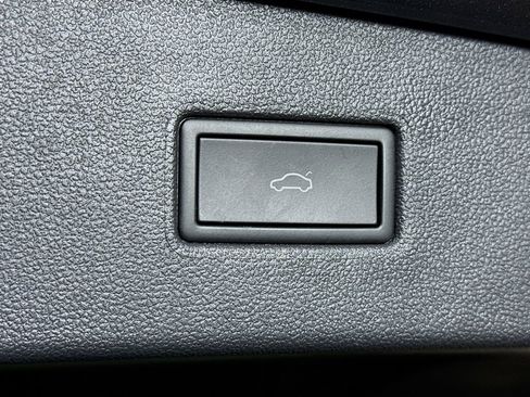 Used 2024 Volkswagen Tiguan SE R-Line image 28