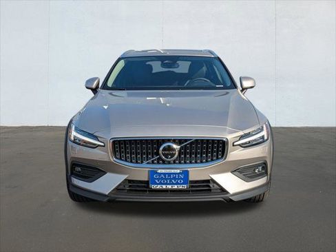 New 2026 Volvo V60 B5 Cross Country Ultra w/ Climate Package image 4