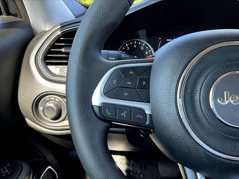 Used 2023 Jeep Renegade Latitude AWD/4WD image 12
