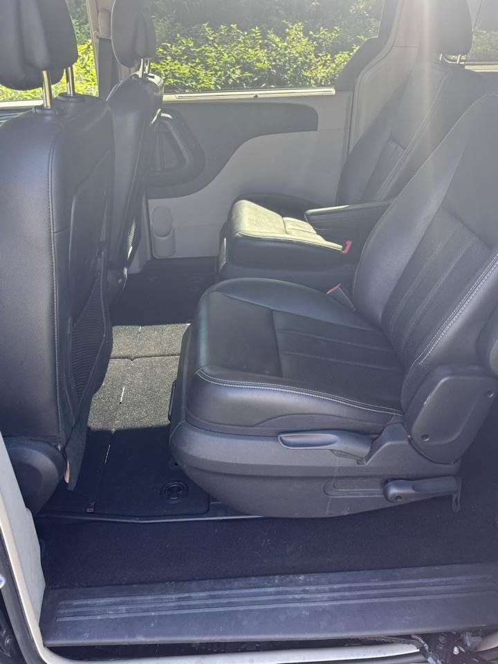 Used 2014 Chrysler Town & Country Touring-L w/ Driver Convenience Group FWD image 19