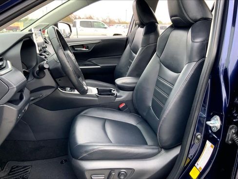 Used 2021 Toyota RAV4 XLE Premium image 7