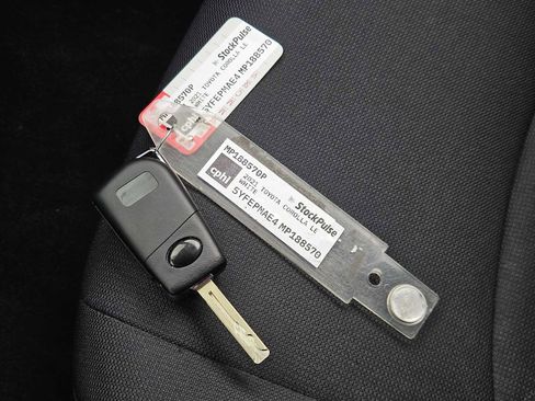 Used 2021 Toyota Corolla LE image 32