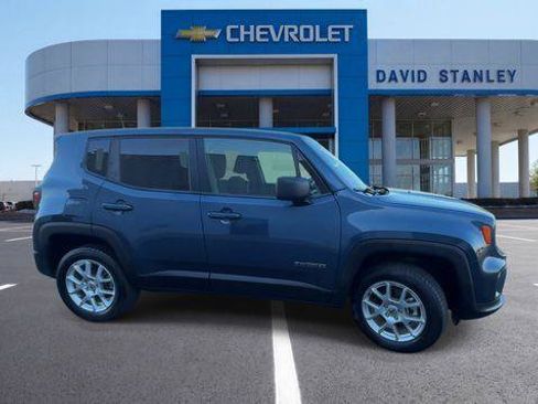 Used 2023 Jeep Renegade Latitude AWD/4WD image 9